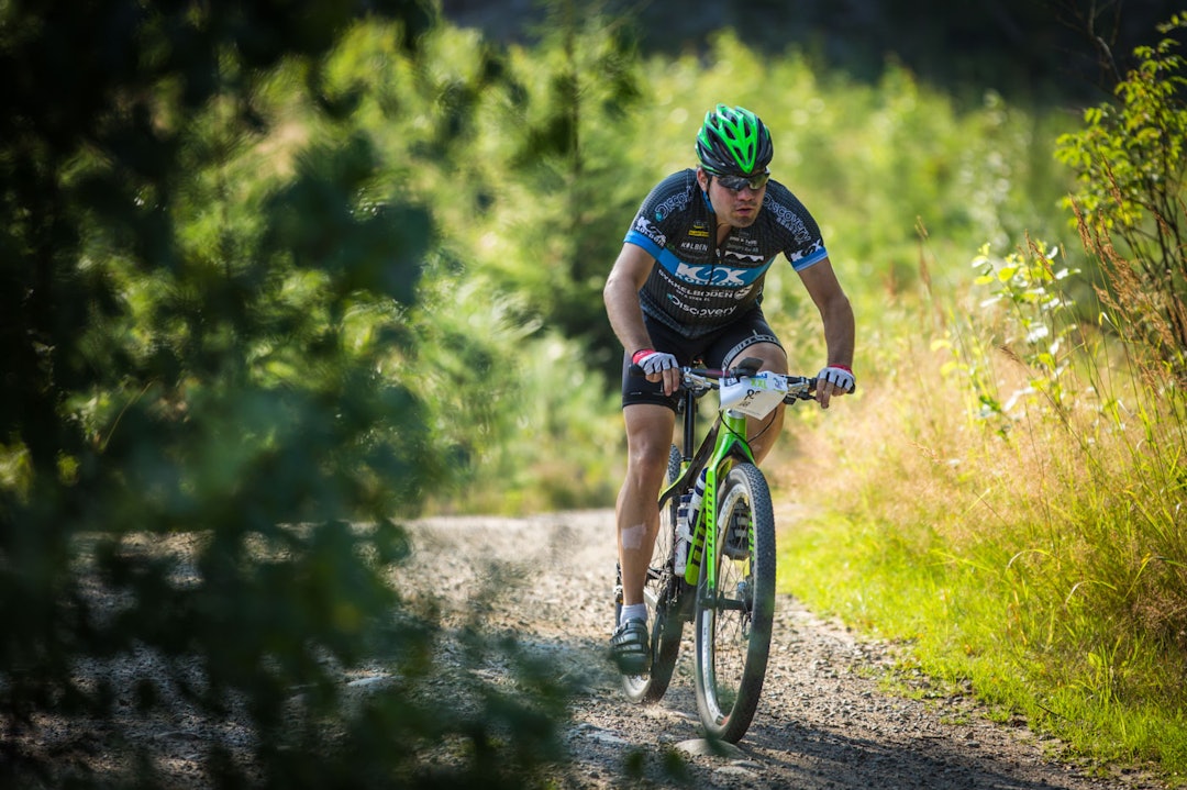 FRAKJØRT: Ikke alle klarte å henge med gruppa si og kom alene forbi fotografen. (foto: Snorre Veggan) grenserittet-2451a