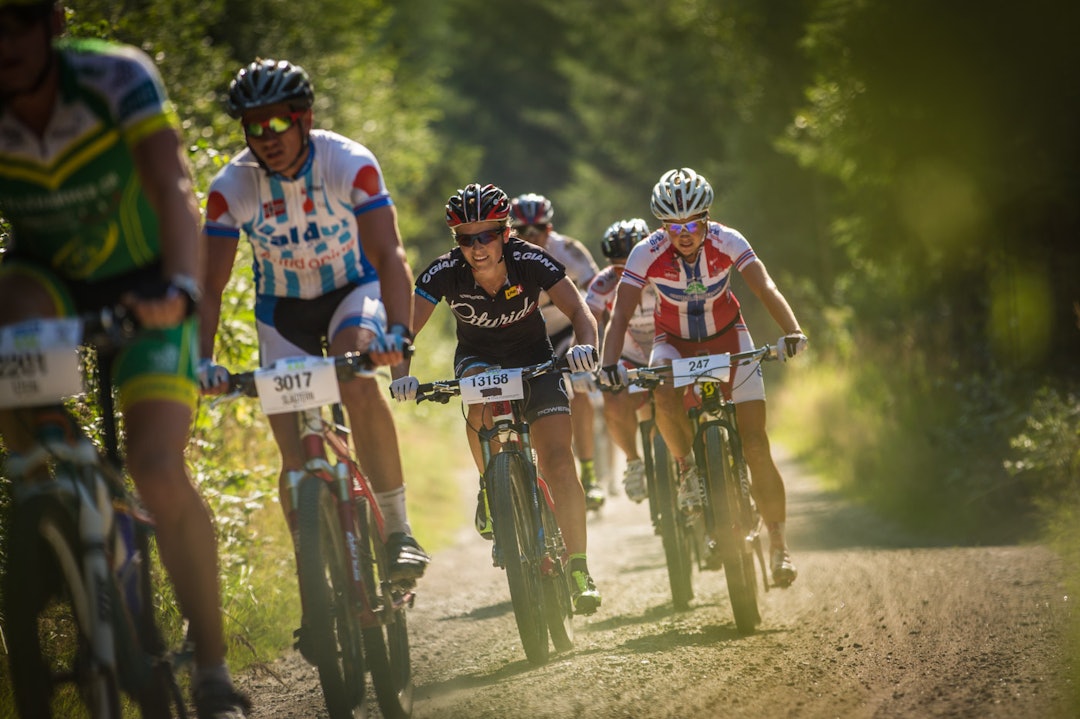 BLANT GUTTA: Ikke lett å sikre bilder av damenes eliteklasse når de kommer i mellom alle herresyklistene. Takk fra fotografen til Borghild Løvset som stilte med mestertrøya. (foto: Snorre Veggan) grenserittet-2610a