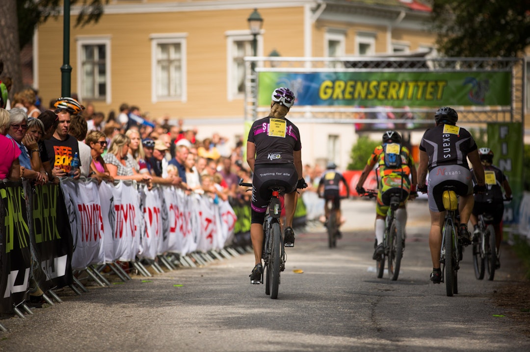 DET ALLE VENTER PÅ: På Festningen i Halden er det folksomt langs løypa. Folk speider etter kjente, kolleger eller kona, mens rytterne er mest opptatt av å få øye på målseilet. (foto: Snorre Veggan) grenserittet-3694-2a