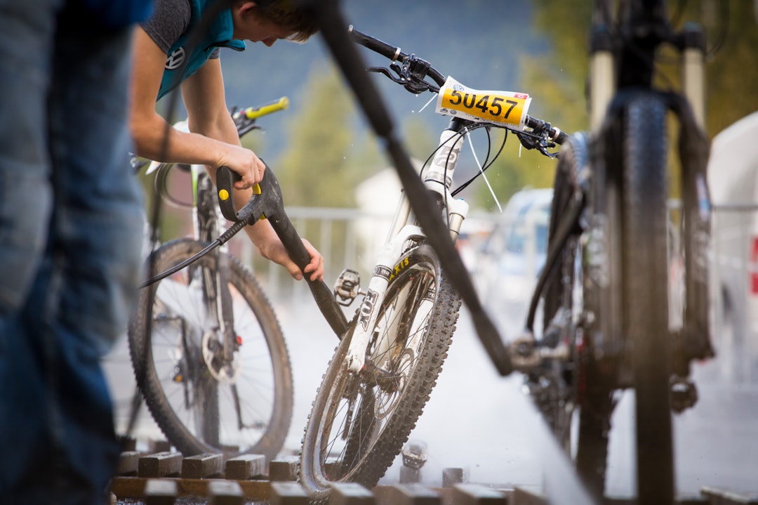 SPYLEDUGNAD: Også i Birkebeinerrittet stiller et utall frivillige opp. Ikke alltid får de den rosen de fortjener. Her vaskes Ultrabirkgjørme av fulldemperne som har blitt tråkket over fjellet. (foto: Snorre Veggan) birken2014-0555a