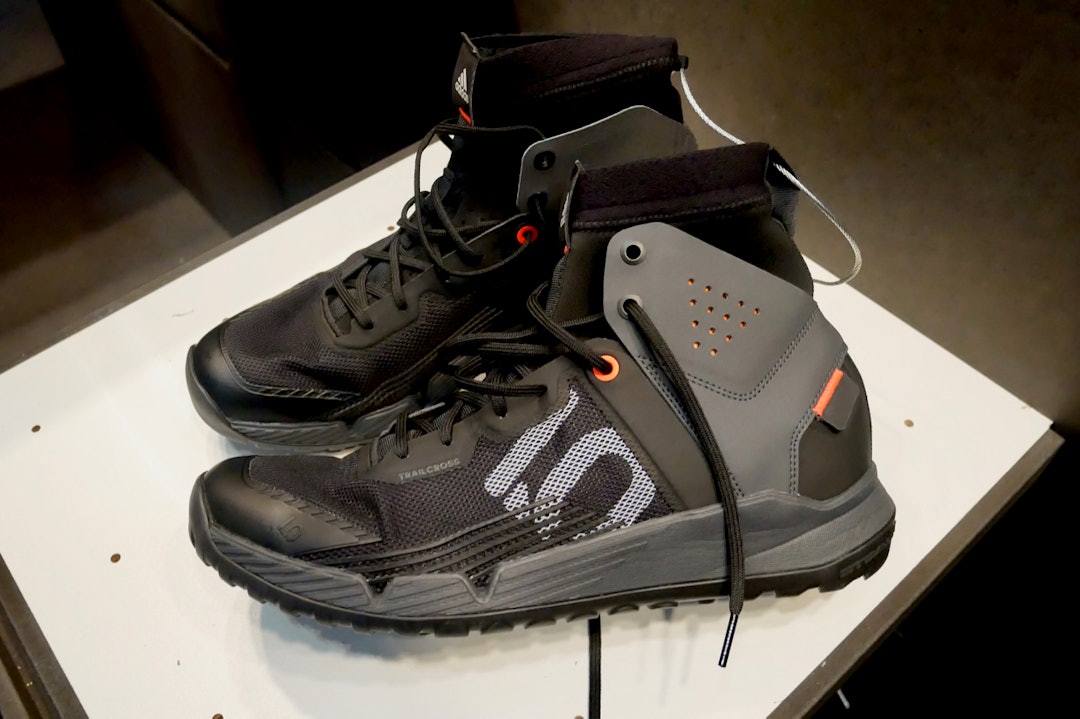 HØYE SKO: FiveTens nye Trailcross er ankelhøye sko for flate pedaler, akkurat slik som Sam Hill liker dem.