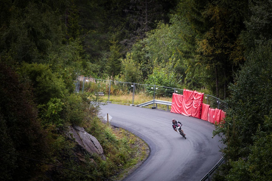 HØYHASTIGHETSVING: Mang en rytter har blitt felt av de krappe asfaltsvingene nedover mot Ballettbakken. Denne rytteren hadde veien for seg selv og full kontroll. (foto: Snorre Veggan) birken2014-0898a