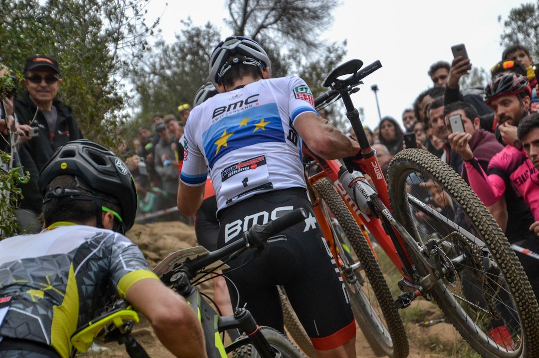 LØPEBAKKE: Den bratteste kneika i Banyoles-løypa tvang selv Absalon til å ta beina fatt. LØPEBAKKE: Den bratteste kneika i Banyoles-løypa tvang selv Absalon til å ta beina fatt.