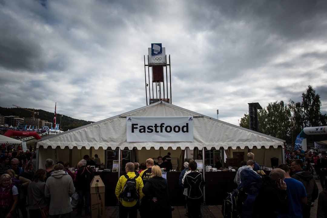 PÅFYLL: Det var stor pågang i kjappmatbua. Flere timer på sykkelsetet hadde tydeligvis gjort sitt. (foto: Snorre Veggan) birken2014-1236a