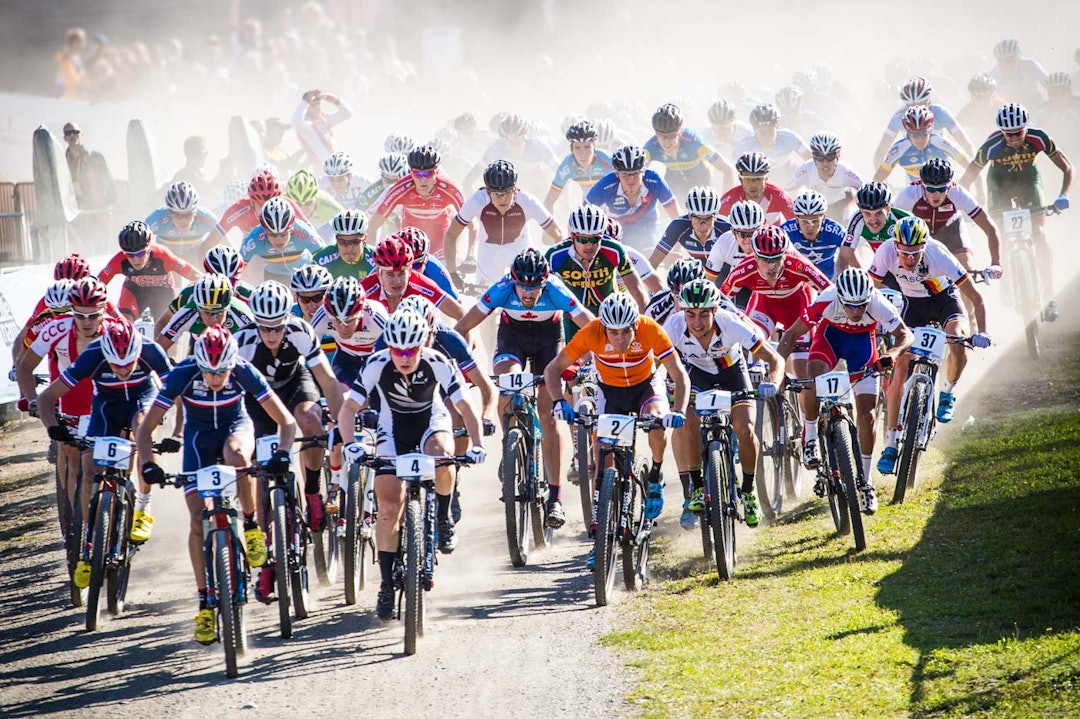 UTEN OPPVARMING: Mathias Marley og jeg ankom arenaen på Hafjell 15 minutter før herrenes start i U23-VM. Beskjeden fra Kristoffer Kippernes var klar; du dekker starten. Rakk såvidt å finne en egnet plass og ta et par testbilder før starten gikk. Full fart fra start, knall og fall og masse støv. (foto: Snorre Veggan) terrengVM-1363a