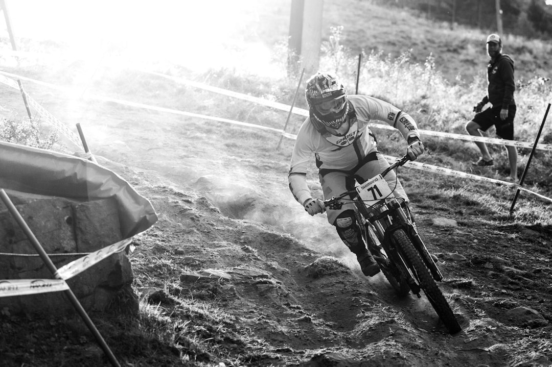 SKARP SOL: Morgentimene på lørdagen ble brukt til trening i utforløypa, både for utforsyklister og fotografer. Hvor får man formidlet råskapen i denne idretten best? Selv om rundbanerittene startet først en god stund utpå dagen, så var vi tidlig oppe for å besiktige traseen før søndagens utforritt. (foto: Snorre Veggan) terrengVM-2072a