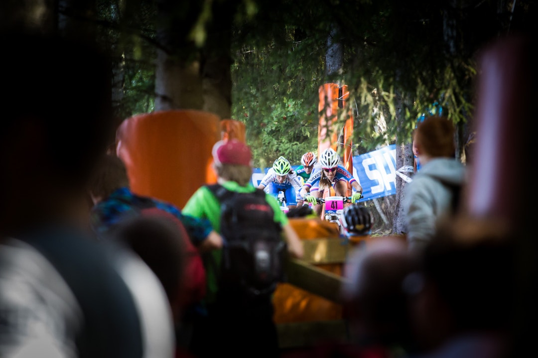 TETT MED TRÆR OG FOLK: Det som tidlig virket som gode spots for bilder, forandret seg raskt da rundbanerittene kom i gang. Med folk, fotografer og ryttere som kjørte andre linjer enn forutsatt, var det ikke alle steder det var like lett å ta bilder. (foto: Snorre Veggan) terrengVM-2949a