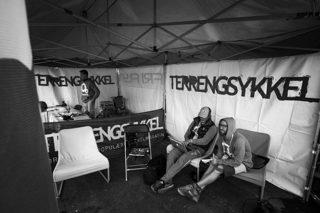 REDAKSJONSLOKALENE: Rett ved inngangen til arenaen var Terrengsykkel på plass. En god plass for å ta en pust i bakken. Flere av sakene ble oppdatert direkte herfra. Men for å få best mulig arbeidsforhold ble pressesenteret også benyttet, selv om det lå noen minutter unna arenaen. (foto: Snorre Veggan) terrengVM-6758a