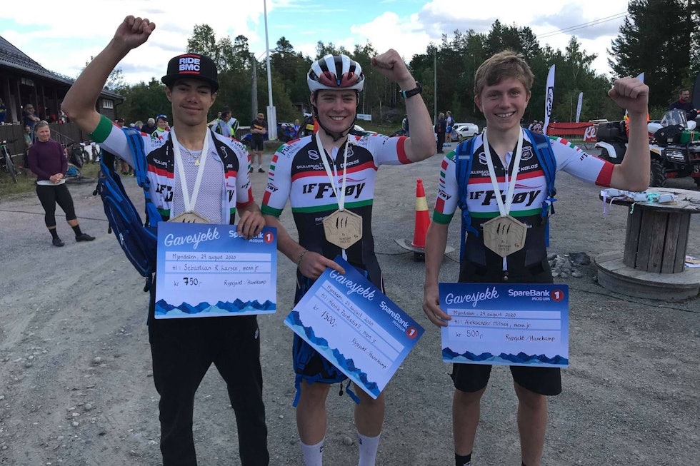 Samtlige deltakere i klassen junior elite i Hanekampen var fra IF Frøy. Dette er pallen (fra venstre): Sebastian-Robles-Larsen-Henrik-E-Farstadvoll-Aleksander-NilsenSebastian Robles Larsen, Henrik E. Farstadvoll og Aleksander Nilsen. Foto: Gaute Risan Juniorklassen i Hanekampen 40km