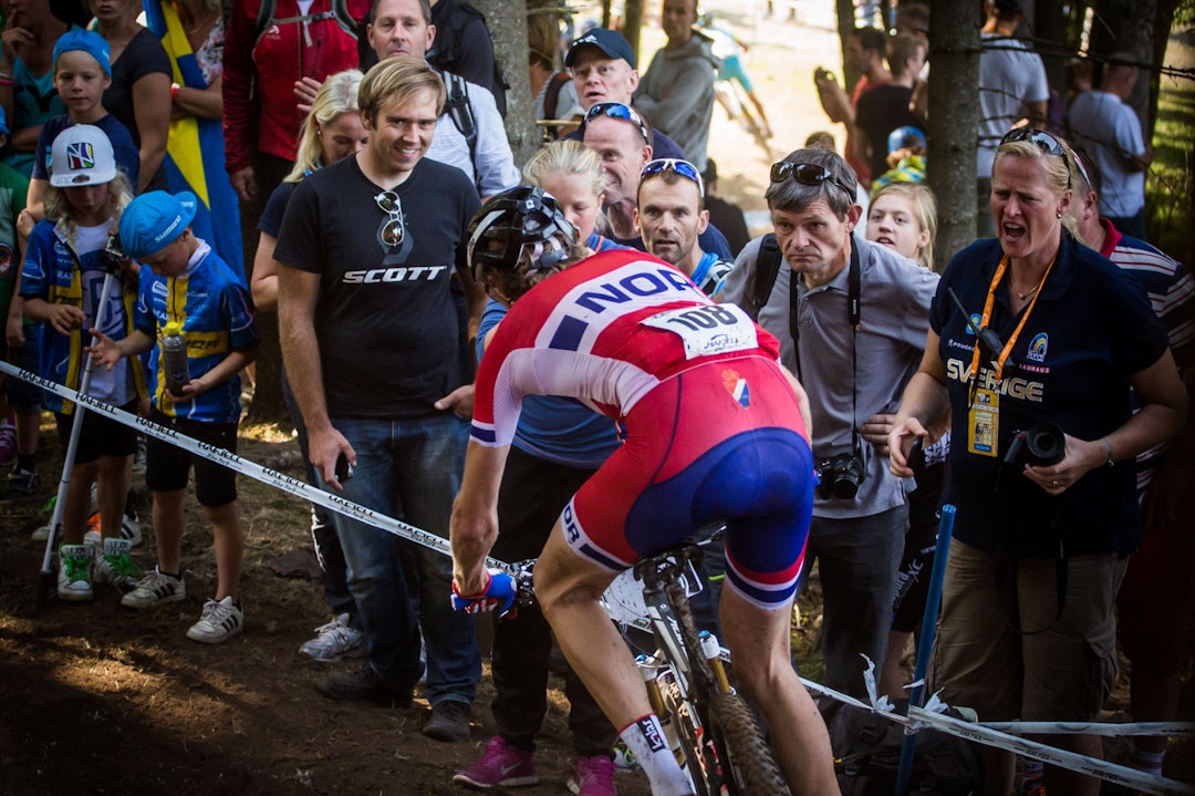 PUBLIKUM: Man blir ofte så ivrig i å følge konkurransene at det er fort gjort å glemme å følge med på publikum. På Hafjell ble både motorsag, ropert og sykkeldeler tatt i bruk. Dette bildet synes jeg imidlertid var karakteristisk for det skandinaviske publikummet. Noen veldig engasjerte, andre med kamera, noen lar seg imponere og helt til venstre barn som begynner å bli litt lei av å følge med på rittet. (foto: Snorre Veggan) terrengVM-3676a