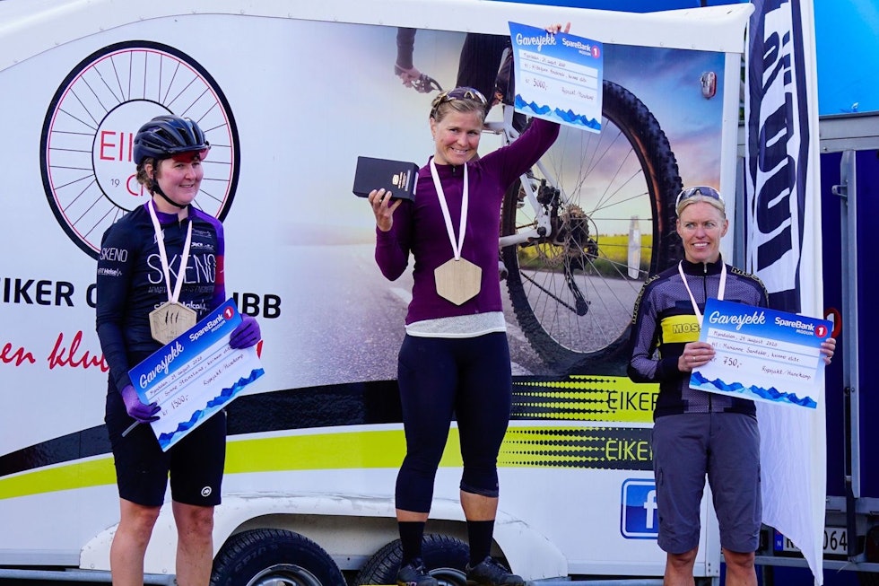 Hildegunn Gjertrud Hovdenak vant Rypejakta 2020 med over fem minutters margin til Synne Steinsland (til venstre) og Marianne Sandaker. Foto: Glenn-Håvard Sønju Rypejakta 2020