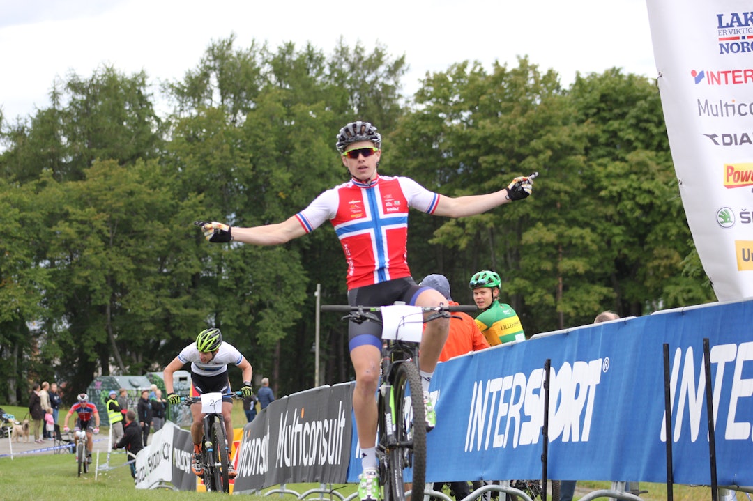 Martin Siggerud på vei inn til overlegen seier i herreklassen. Foto: Cato Karbøl Siggerud foran Linde NC9 sprint Festningsrittene Foto Cato Karbøl 1400x933