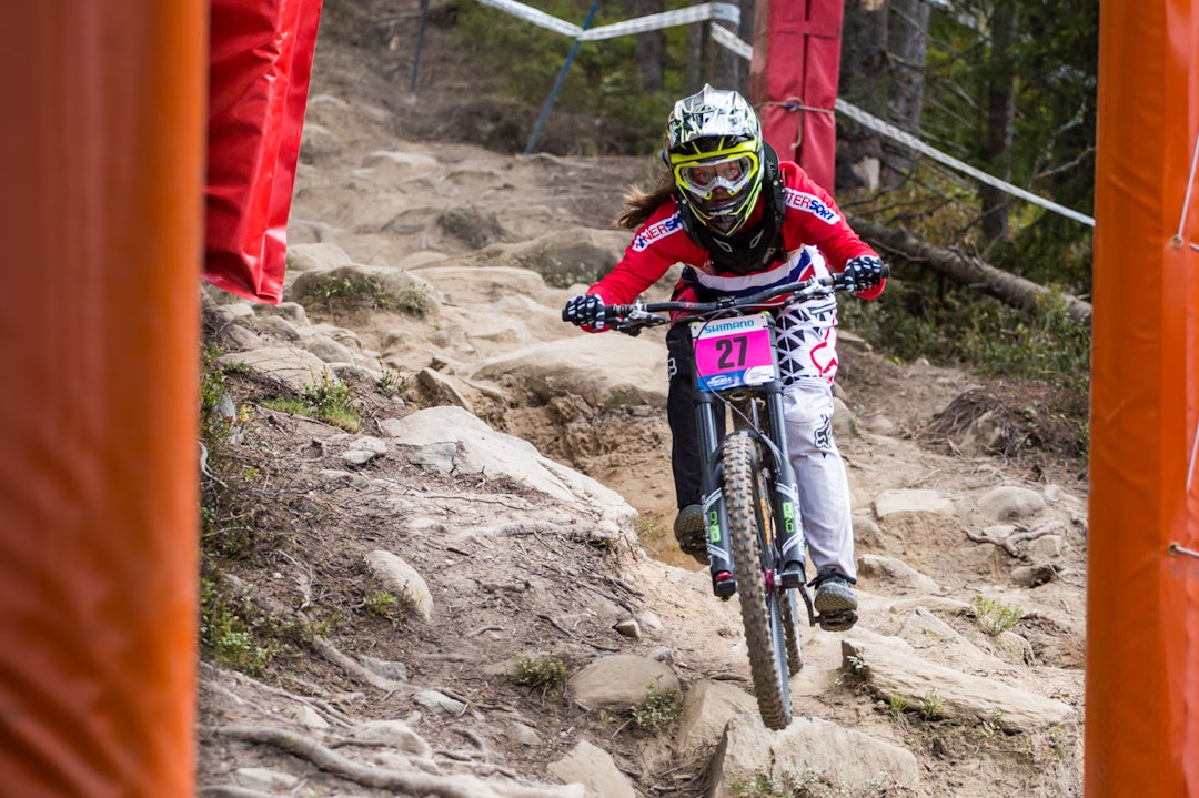 PÅ HJEMMEBANE: Helene T. Moland var en av to norske utforkjørere i dameklassen. Her er hun i øvre del av løypa på Hafjell. Moland ble nummer 21. (foto: Snorre Veggan) utforVM-4242a