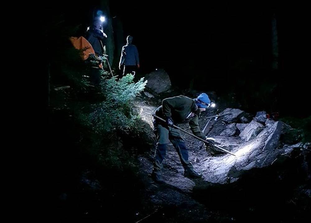 Etappene i Telemark Enduro skal være hemmelige, så hemmelige at løypemannskapet bygger dem i nattens mulm og mørke for å unngå tilskuere. Foto: Are Pedersen Telemark enduro trail work - Nov 2016 - Are Pedersen 1000x717