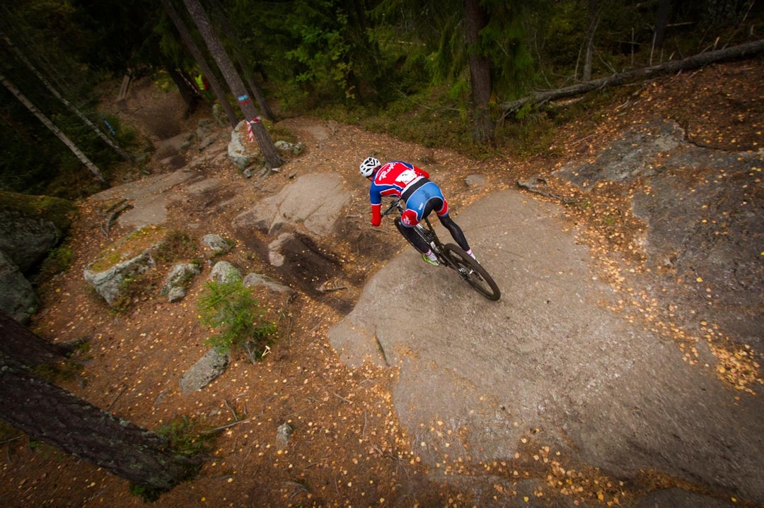 FUGLEPERSPEKTIV: Til slutt et bilde fra Norgescupavslutningen på Skullerud. Et eksempel på at man får litt andre bilder om man flytter litt på seg. Dette er tatt fra toppen av en stor stein langs løypa ned mot Vannverket. (foto: Snorre Veggan) norgescup-8752a