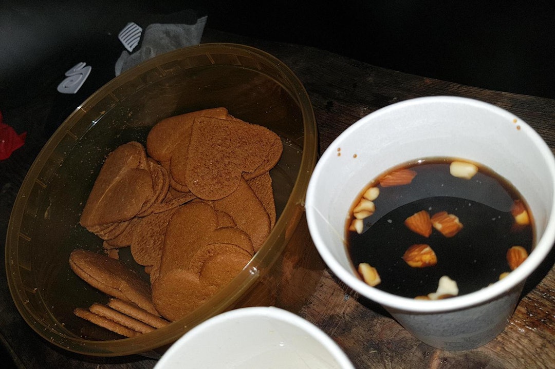 Gløgg og pepperkaker, selvsagt. Foto: Hanne Holmstrøm Karlsen Nissetur 2017 pepperkaker og gløgg - Hanne Holmstrøm Karlsen 1400x933