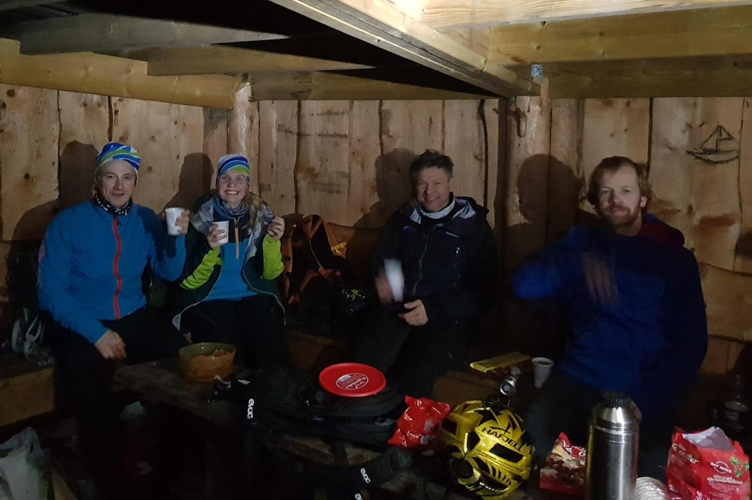 Pause på Hatten-hytta. Foto: Hanne Holmstrøm Karlsen Nissetur 2017 Hatten hytta - Hanne Holmstrøm Karlsen 1400x933