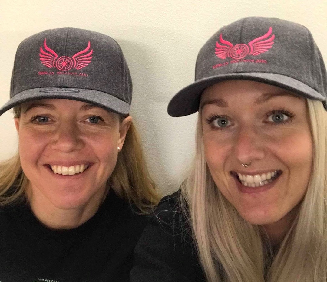 Linda Lønmo og Marna Omre med Herja Endurlaugs nye capser. Foto: Privat Linda Lønmo og Marna Omre med Herja Endurlaugs nye capser. Foto: Privat