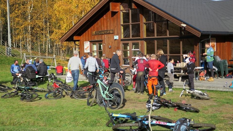 I fjor kom det over 100 syklister til premiereutgaven av Camp Kjerringåsen. I år blir det ny runde med enda flere aktiviteter og arrangementer. Foto: Annika Eriksmoen