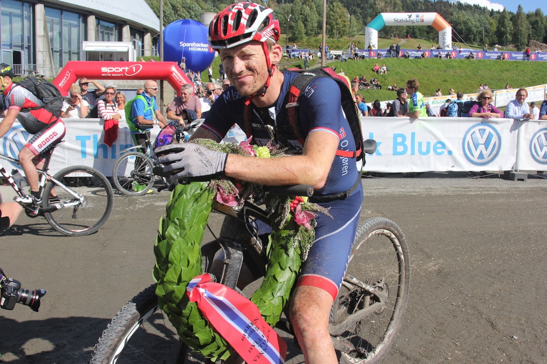 TRAPPER NED: Ola Kjøren trapper ned og satser nå på maraton. Her fra seier på UltraBirken i august. Foto: Ingeborg Scheve Ola Kjøren wreath finish  - Foto Ingeborg Scheve 1400x933