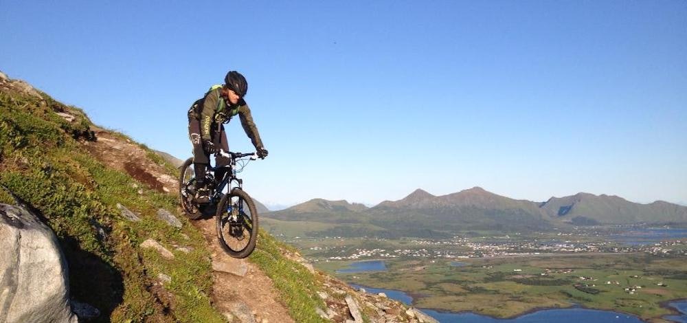 Tommy Amundsen på tur ned fra Holandsmelen. Foto: Bjørn Ståle Larsen Tommy Amundsen på tur ned fra Holandsmelen - Bjørn Ståle Larsen 1000x470