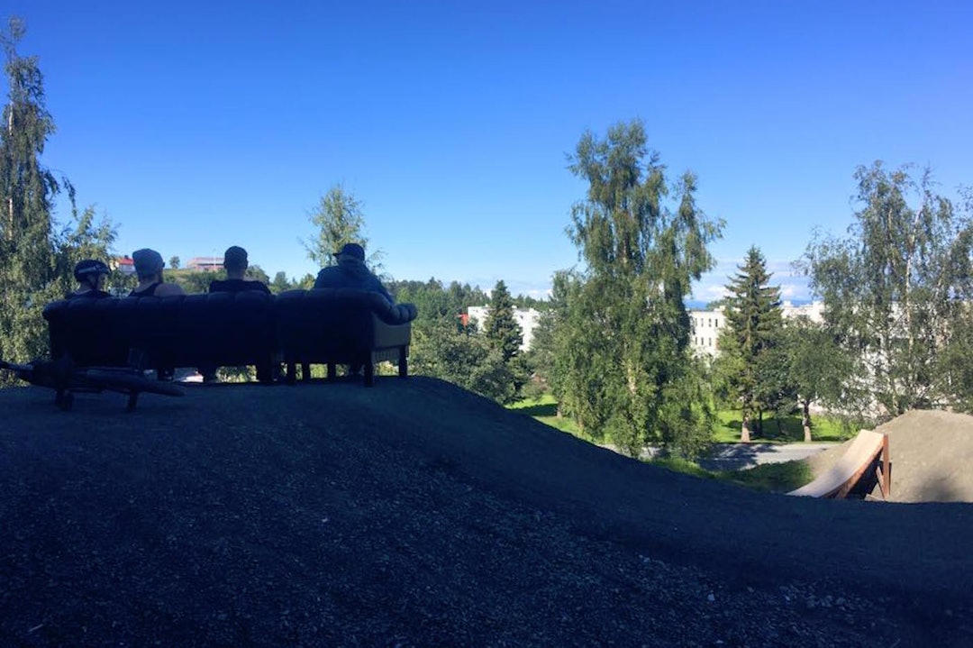 Tid for å nyte skal man også ha, og da er det fint å kunne sitte godt, mener dugnadsgjengen. Foto: Havstad Sykkelpark Sofa show - Havstad Sykkelpark 1400x933