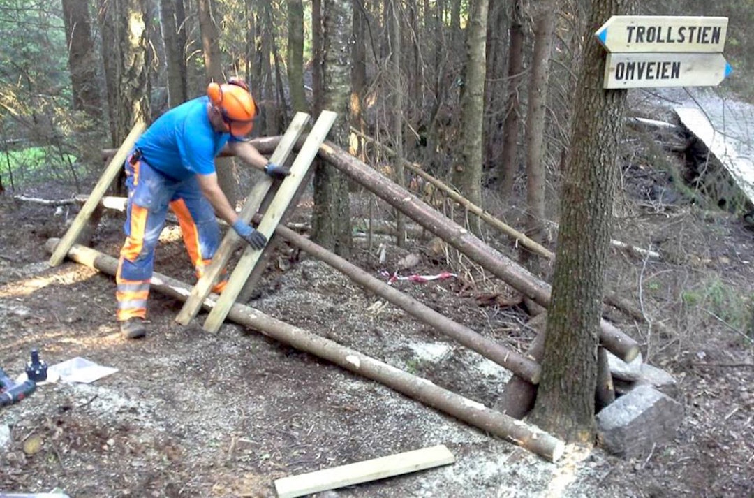 Uten dugnadsgjengen ville ikke Kjerringåsen hatt noe sykkeltilbud. Ildsjeler jobber stadig for å utbedre og bygge til anlegget. Foto: Kjerringåsen DH Dugnad Foto Kjerringåsen 1400x924