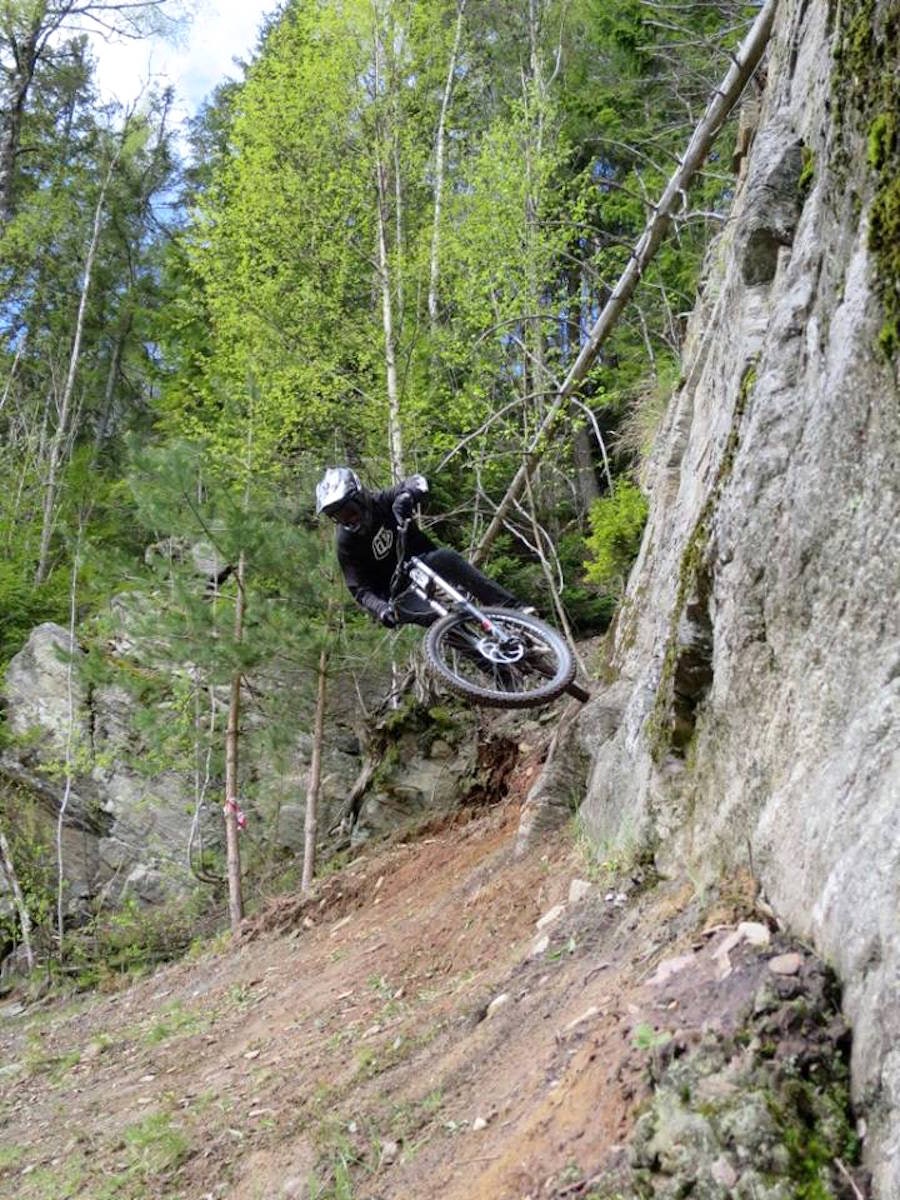 Med egen sykkelskole vil flere vil få oppleve sykkelglede og mestring, og anlegget vil få flere faste brukere. Foto: Kjerringåsen DH Sideways - Foto Kjerringåsen 900x1200