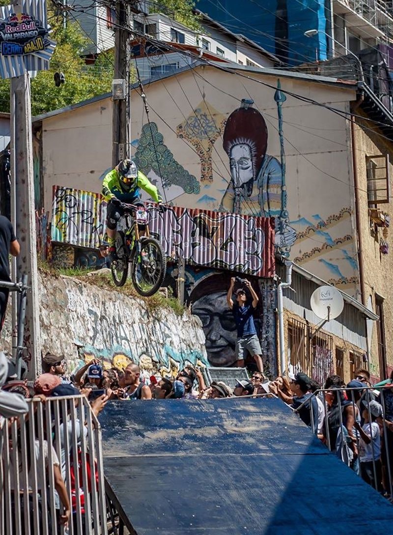 Brage Vestavik fikk testet både ferdigheter og utstyr under Red Bull Valparaiso. Foto: Red Bull Content Pool Brage Vestavik - Valparaiso Chile 2017 - Red Bull Content Pool