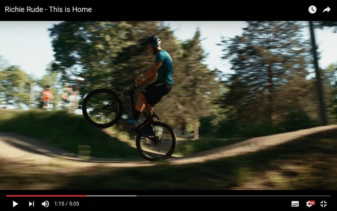 PUMPTRACK: Med utsikt mot Manhattan trener Rude på pumptracken i timesvis. PUMPTRACK: Med utsikt mot Manhattan trener Rude på pumptracken i timesvis.