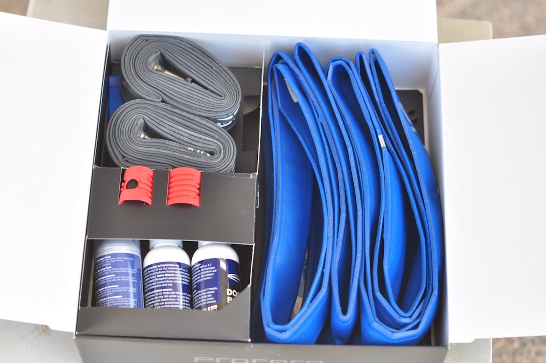 SETTET: To innerdekk, to innerslanger, plasthylser, flasker med guffe og felgtape, er det du får med Procore. SETTET: To innerdekk, to innerslanger, plasthylser, flasker med guffe og felgtape, er det du får med Procore.