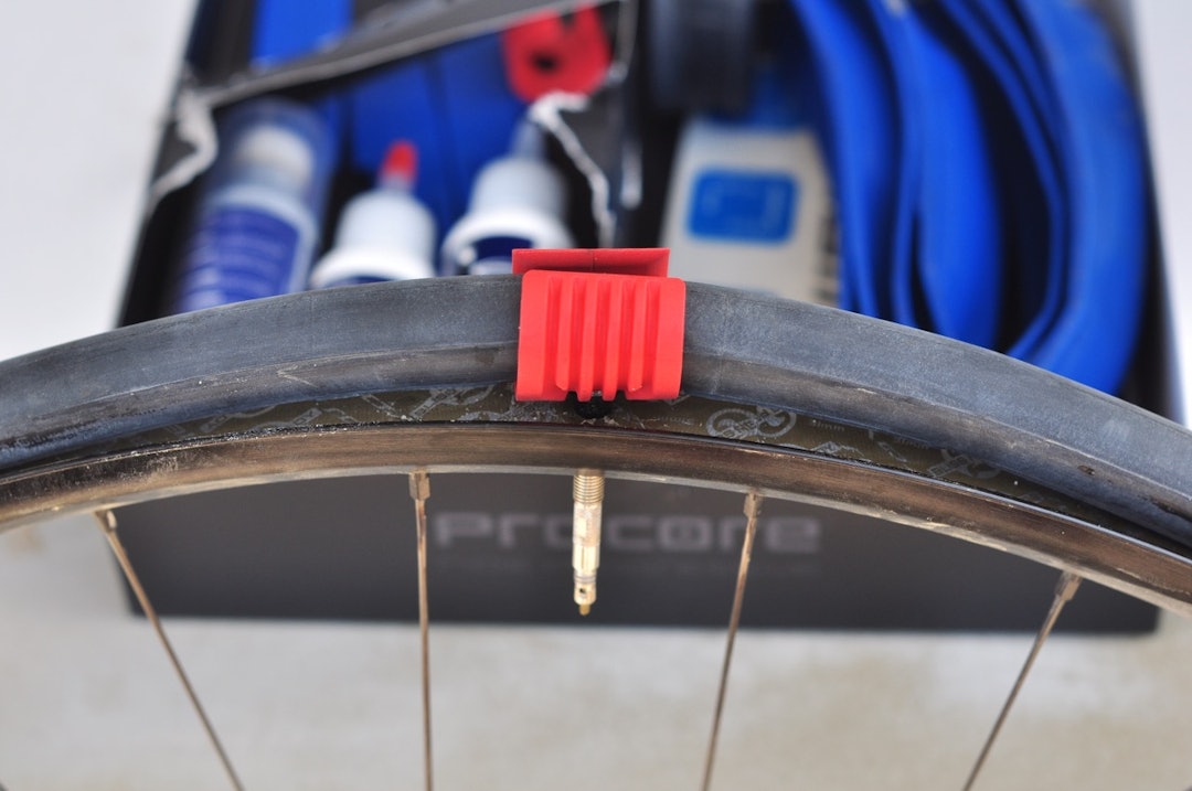 SLANGE OG HYLSE: Plasthylsa tres utenpå ventilen og legges rundt innerslangen. SLANGE OG HYLSE: Plasthylsa tres utenpå ventilen og legges rundt innerslangen.