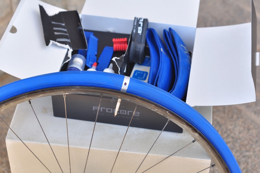 PÅ LINJE: Hullet i det blå innerdekket må være på linje med ventilen og den røde plasthylsa inni dekket. PÅ LINJE: Hullet i det blå innerdekket må være på linje med ventilen og den røde plasthylsa inni dekket.