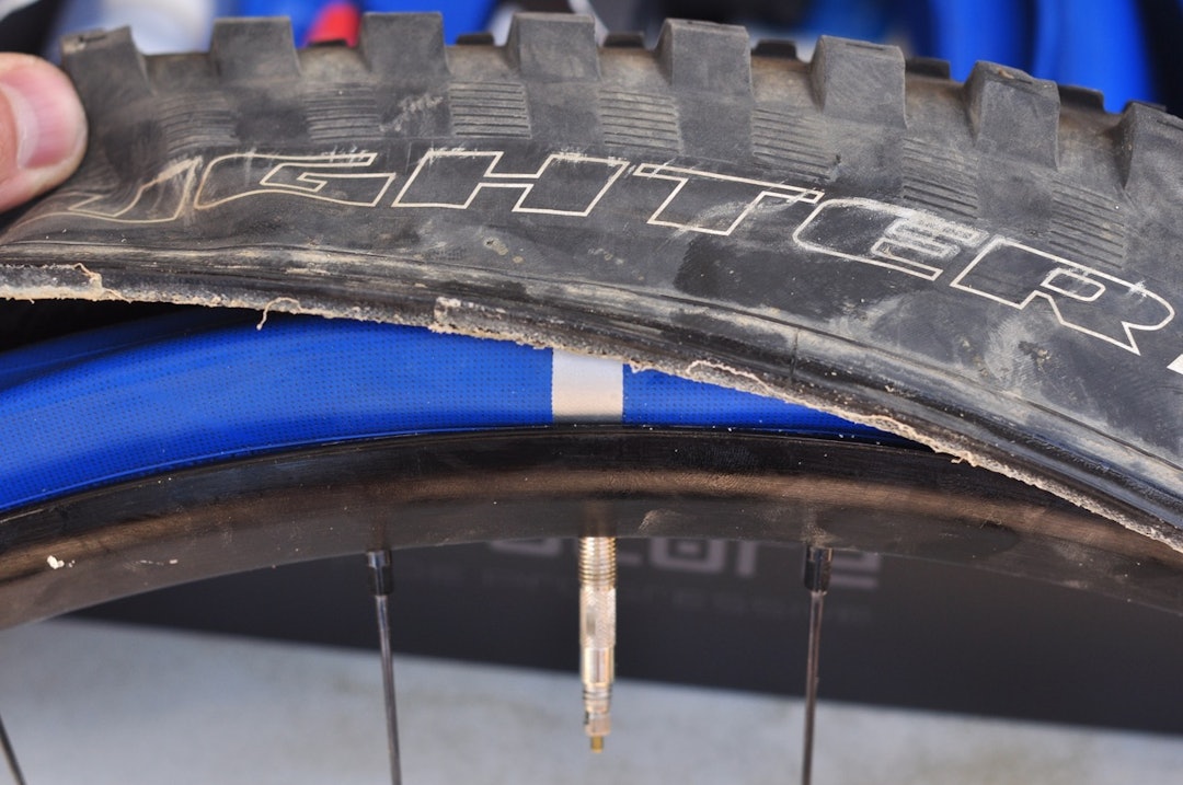 MONTERING: Ytterdekket monteres som vanlig, etter at du har pumpet litt luft i innerslangen. MONTERING: Ytterdekket monteres som vanlig, etter at du har pumpet litt luft i innerslangen.