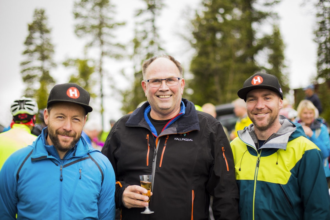 Ove Grøndal (til venstre) og Knut Lønnqvist (til høyre) lanserte prosjektet Nesfjella til sentrum før sommerferien. Her sammen med ordfører Tore Haraldset under åpningen av stier i fjellet tidlig i høst. Foto: Snorre Veggan Ove Grøndal - Tore Haraldset - Knut Lønnqvist - Snorre Veggan 1400x933