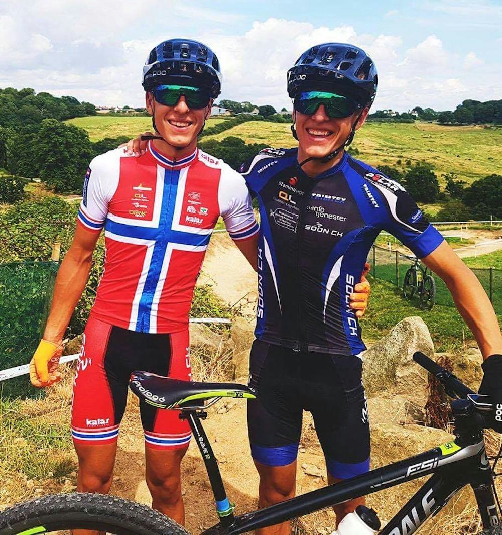 Tobias Halland Johannessen (til venstre) og tvillingbror Anders under helgas European Junior Series i London. Helgas ritt var femte av seks runder i serien denne sesongen, og feltet var nesten like sterkt som i VM. Foto: Privat Tobias og Anders Halland Johannessen - London 2016 - Privat