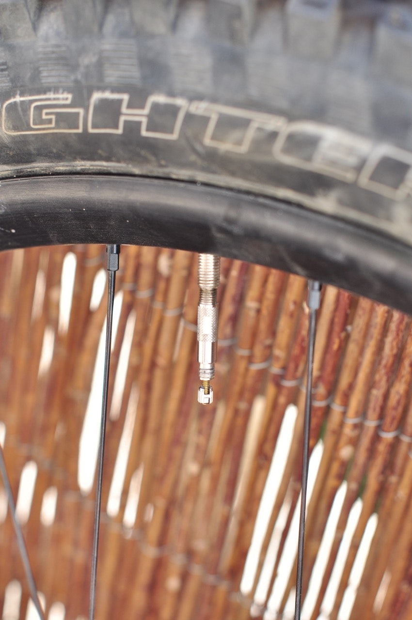 TO-TRINNS: Ventilen fyller både innerslangen og ytterdekket. Skrudd helt ut fyller du ytterdekket. TO-TRINNS: Ventilen fyller både innerslangen og ytterdekket. Skrudd helt ut fyller du ytterdekket.