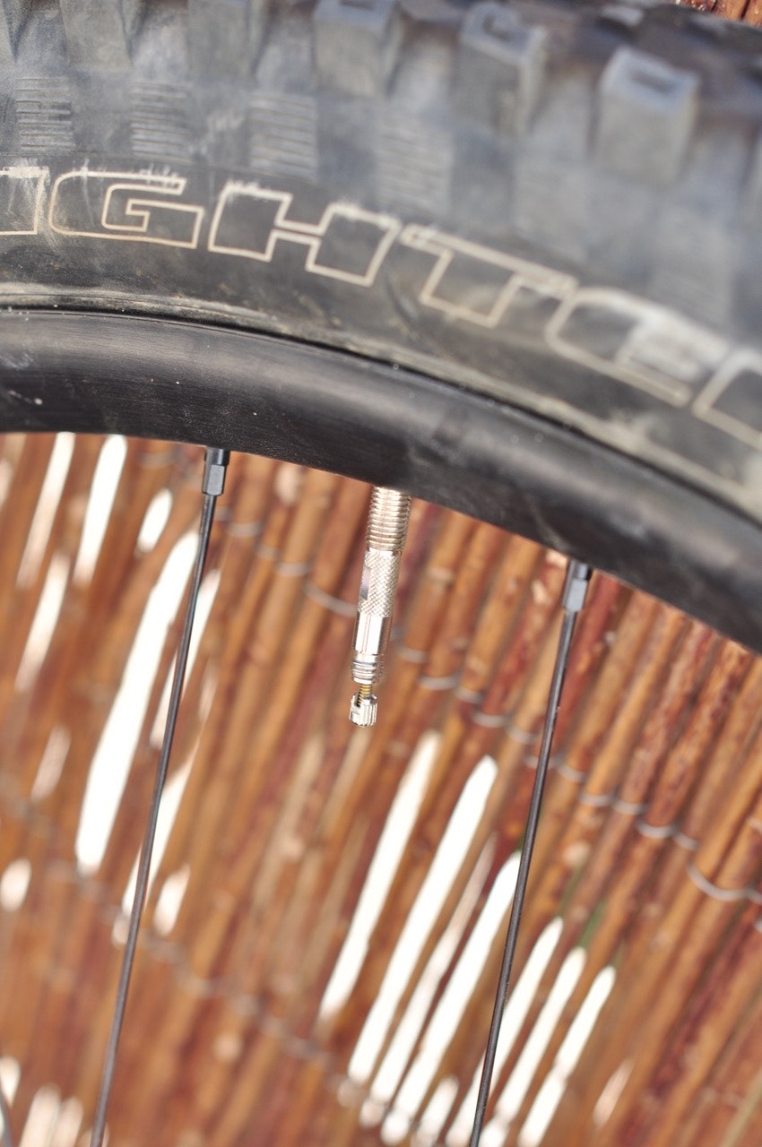 INN: Med ventilen i kort innstilling fyller du luft i innerslangen. INN: Med ventilen i kort innstilling fyller du luft i innerslangen.