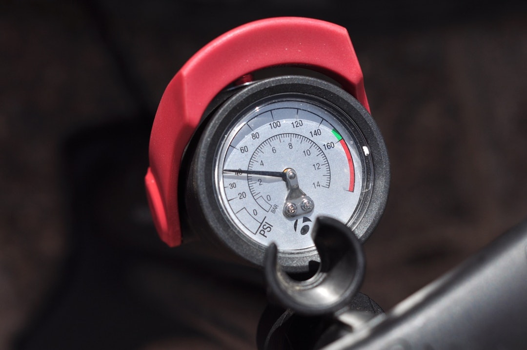 START: Vi fylte først 3 bar luft i innerdekket, før vi la på ytterdekket. START: Vi fylte først 3 bar luft i innerdekket, før vi la på ytterdekket.