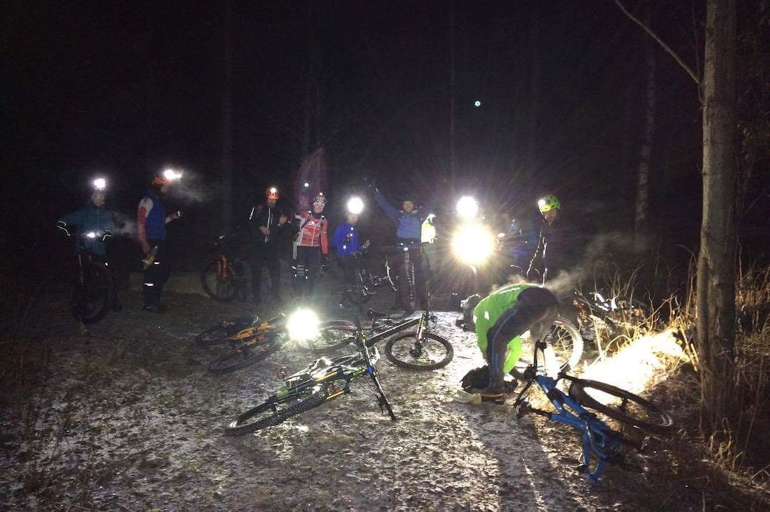 Pause for mat og mekking. Foto: Ole Hem Juleride Østmarka Pioneren Dec 2017 - Ole Hem 1400x933