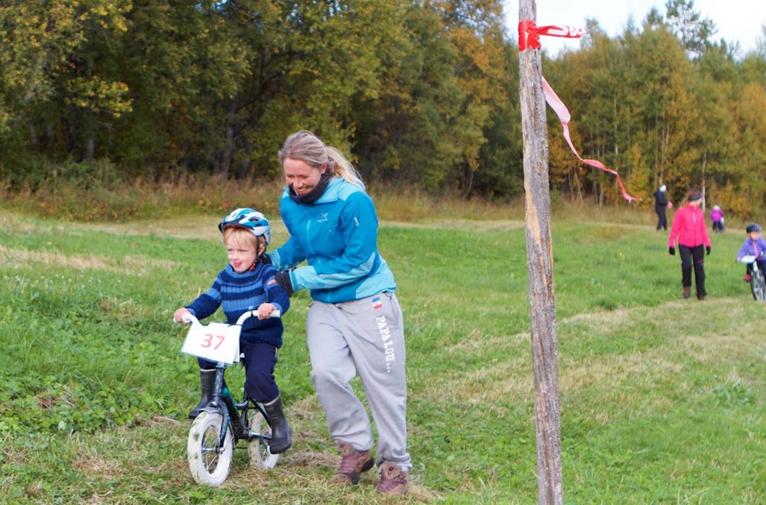 Entusiasmen og innsatsen i barnerittet var upåklagelig. Phillip Bjørnstad-Tuveng raser mot mål med litt bistand fra mamma Elin Bjørnstad-Tuveng. Foto: Arrangøren Phillip Bjørnstad-Tuveng Elin Bjørnstad Tuveng Cognacrittet 2015 - Per Roger Bekken 1400x924