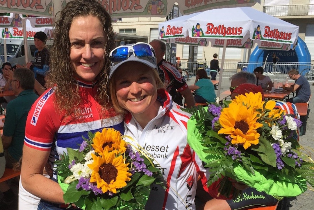 Hildegunn Gjertrud Hovdenak ble nummer fem i EM maraton 2015 i Singen, der VM går i år. Her med Gunn-Rita Dahle Flesjå, som ble nummer fire, bare ett sekund foran. Foto: Privat Gunn-Rita Dahle Flesjå Hildegunn Hovdenak EM Singen 2015 foto NCF 1400x924