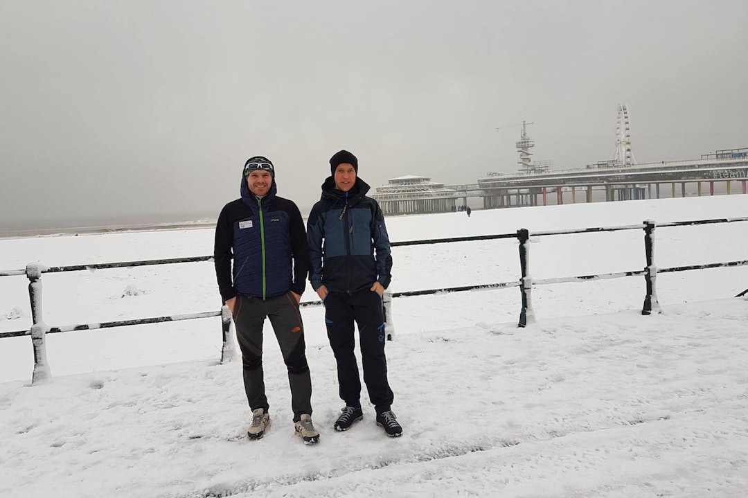 Jonas Nermoen og Roar Sollie etter målgang på EM i strandsykling. Foto: Privat Jonas Nermoen - Roar Sollie - EM strandsykling 2017 - Privat 1400x933