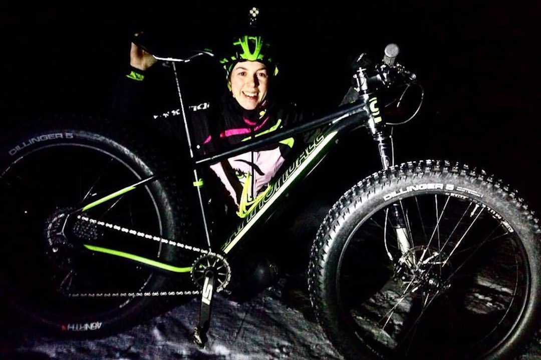 Hjemmefavoritt og løypestikker Emily Benham fra arrangørklubben Hadeland CK har kjørt traséen både tidlig og sent og kjenner den bedre enn de fleste, og er veldig sugen på seier. Foto: Hans Jørgen Kvåle Emily Benham Lygna Fatbike - Foto Hans Jørgen Kvåle 1400x933