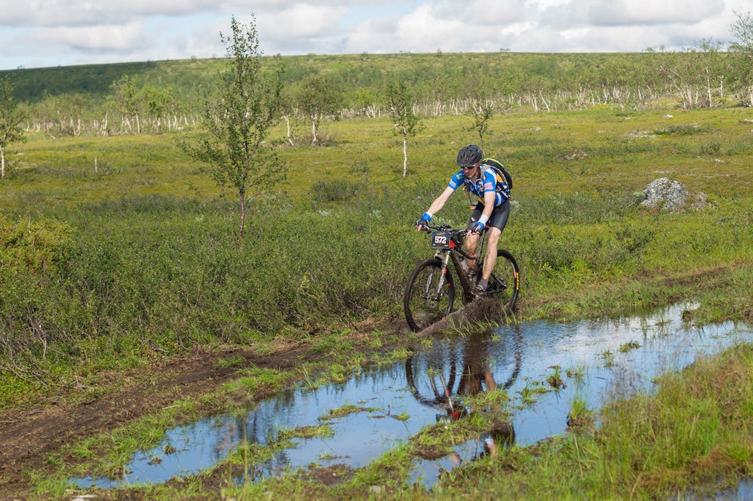 Utfordringer underveis skortet det ikke på i OF150. Her er det Jan-Olav Olsen som jobber seg gjennom myrlendt terreng. Foto: Alexander R. Evensen jan-Olav Olsen OF150 2016 Alexander R Evensen