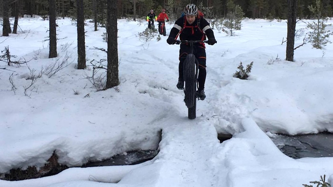 Lillehammer har mange ivrige tjukksyklister, og nå får de eget skuterkjørt løypenett. Foto: Tom Ruud Global Fatbike Day 2016 wheelie - Tom Ruud 3 1400x786