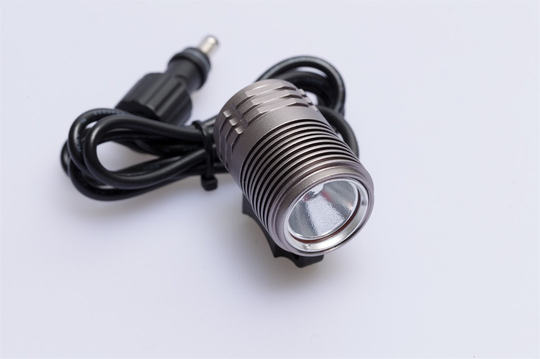 FEIT PREMIE: Trygg Polaris SL er en fin og lett hodelykt til sykkelturer etter mørkets frembrudd. WEB_Image Trygg Polaris SL Hodelykt 2015 1000 lume-749972796