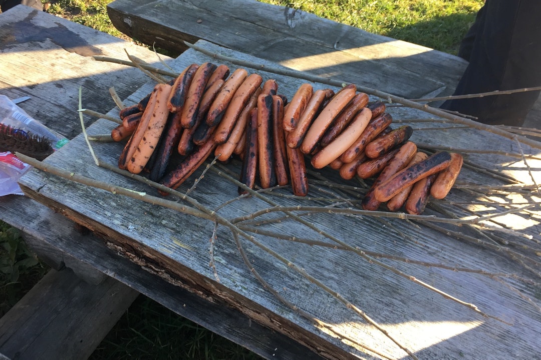 Mat må man ha - leder i NOTS Follo disket opp med grillede pølser halvveis i lokallagets første GodTurGuidede fellestur. Foto: Trond Dyrnes NOTS Follo fellestur Oct 29-17 food - Trond Dyrnes 1400x933