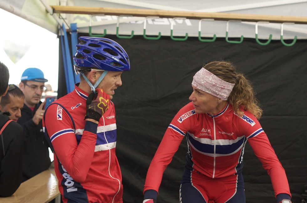 BEAVER HEILT KLART: Sondre Norland var klinkende klar på dekkvalget før VM-rittet. Gunn-Rita lytter. BEAVER HEILT KLART: Sondre Norland var klinkende klar på dekkvalget før VM-rittet. Gunn-Rita lytter.