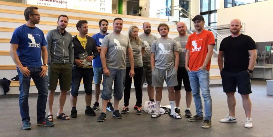 Dette er NOTS Follo: leder i NOTS Follo Tore Andre Anker Nilsen til høyre, og styremedlemmene Trond Dyrnes (nummer tre fra venstre), Lars S Rønningen (nummer fire fra venstre) og Kjell Ivar Moland (nummer tre fra høyre). Foto: NOTS Follo NOTS Follo stiftelsesmøte Trond Dyrnes nr 3 fra venstre - Lars S Rønningen nr 4 fra venstre - Kjell Ivar Moland nr 3 fra høyre - Tore Andre Anker Nilsen til høyre - Foto NOTS Follo